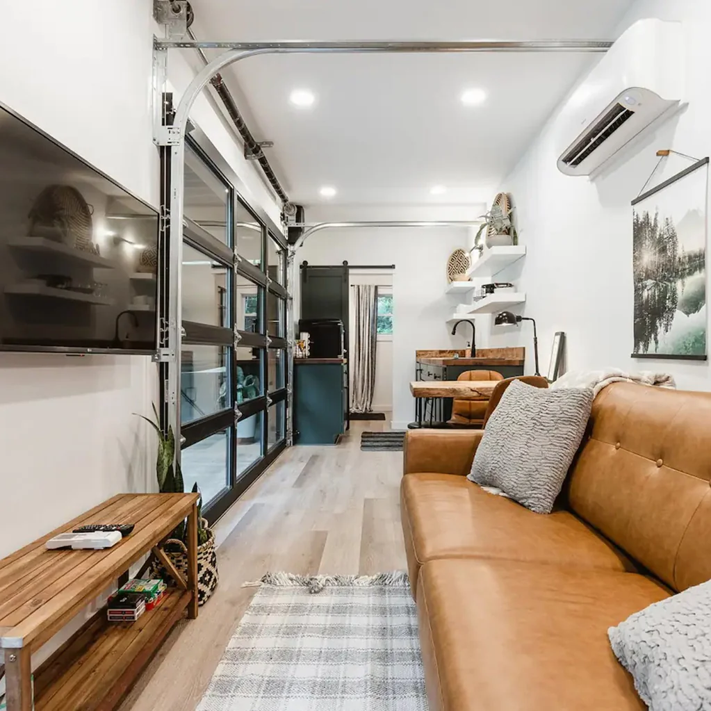Intérieur maison container : espace optimisé, cuisine et coin nuit
