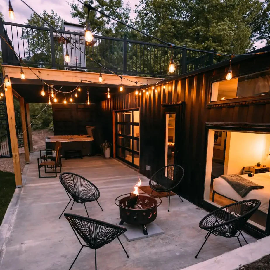 Maison container : grande baie vitrée, terrasse, volume compact